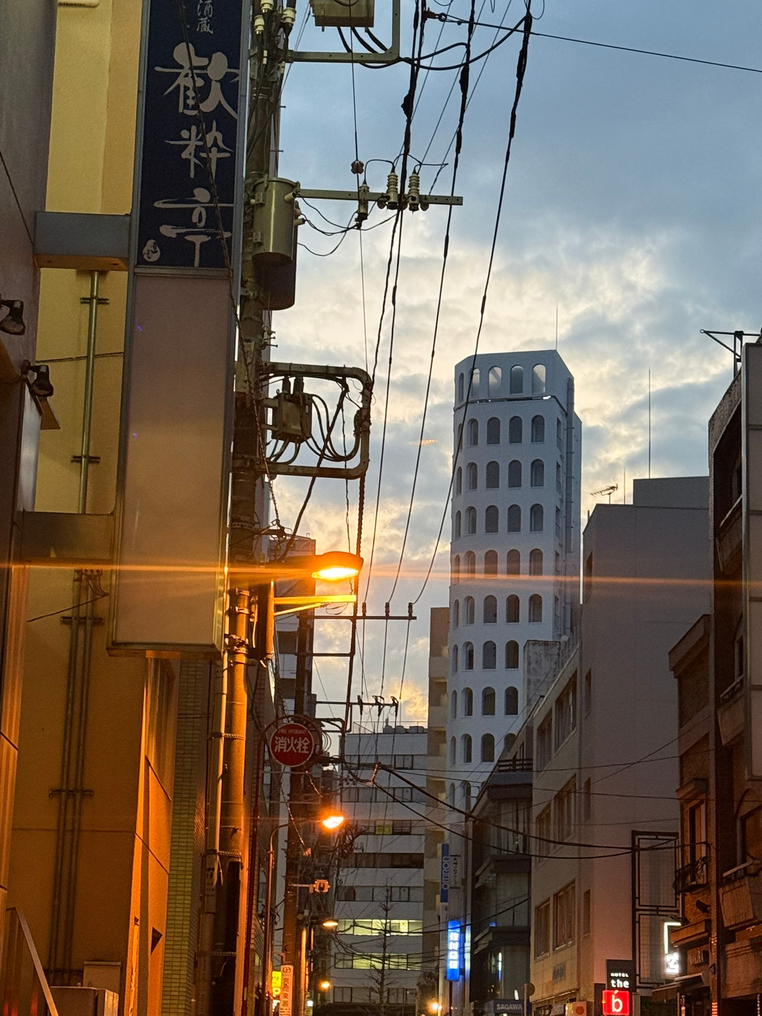 夕日と気になる造形のビル