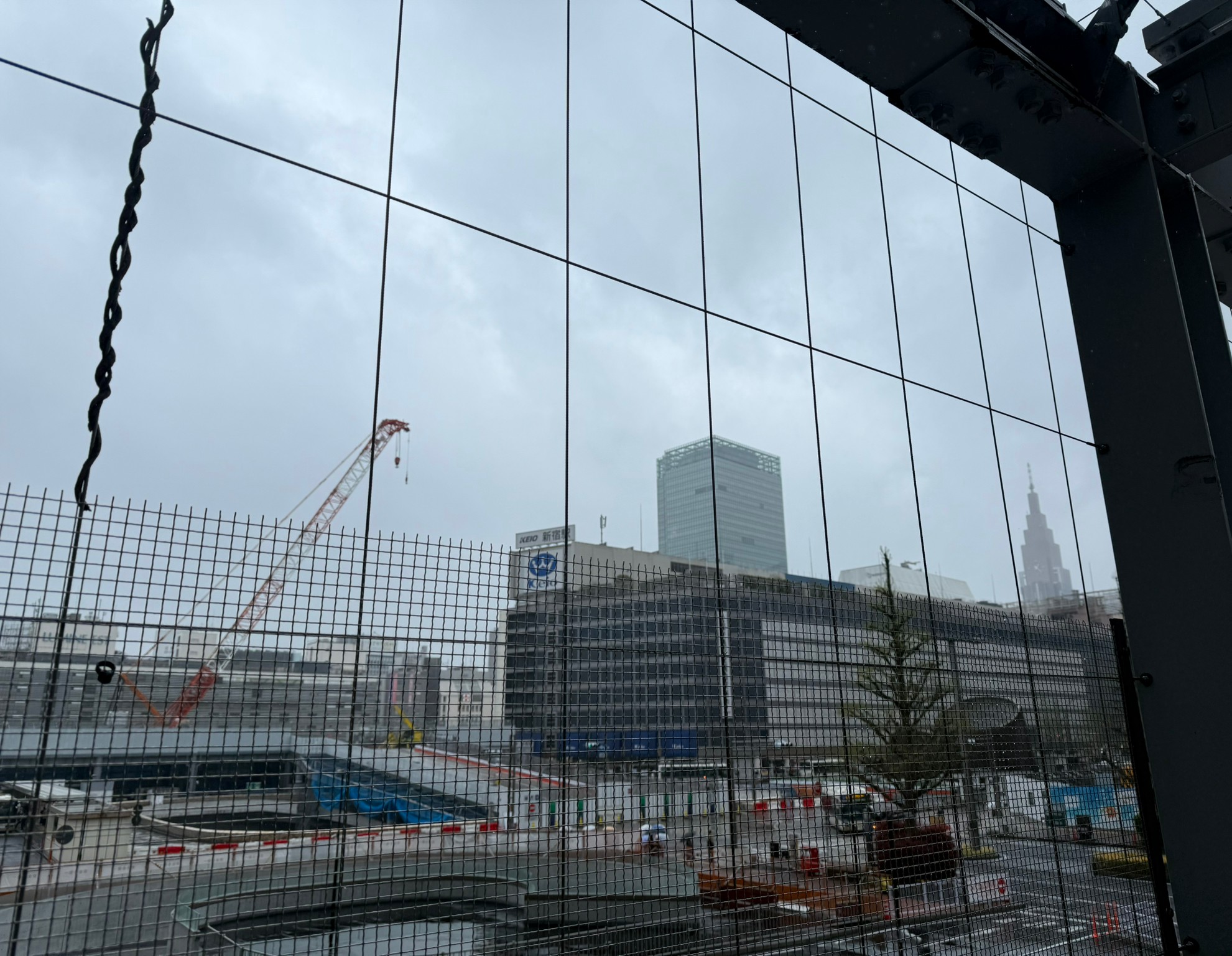 曇空の西新宿