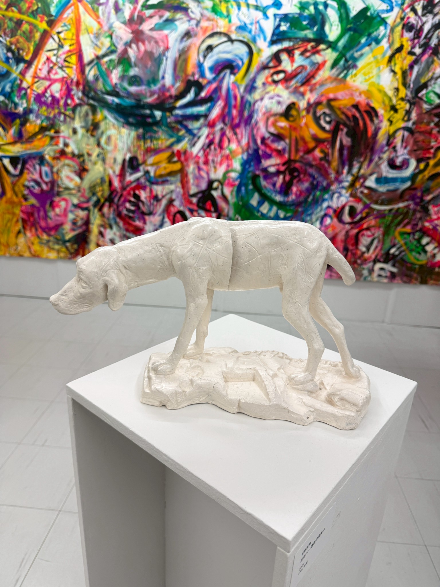 平面作品と犬のオブジェ