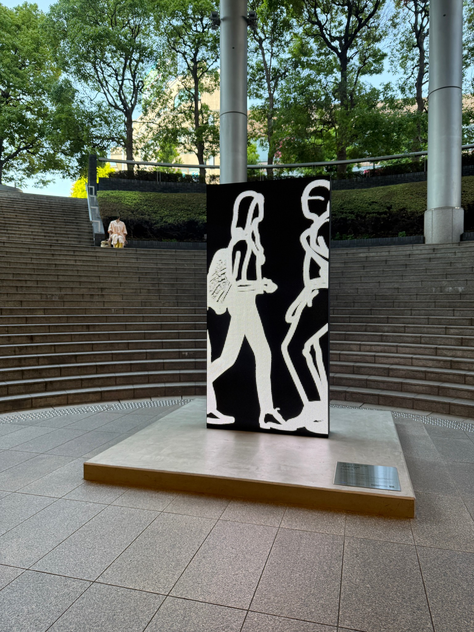 用賀駅のジュリアン・オピー　パブリックアート